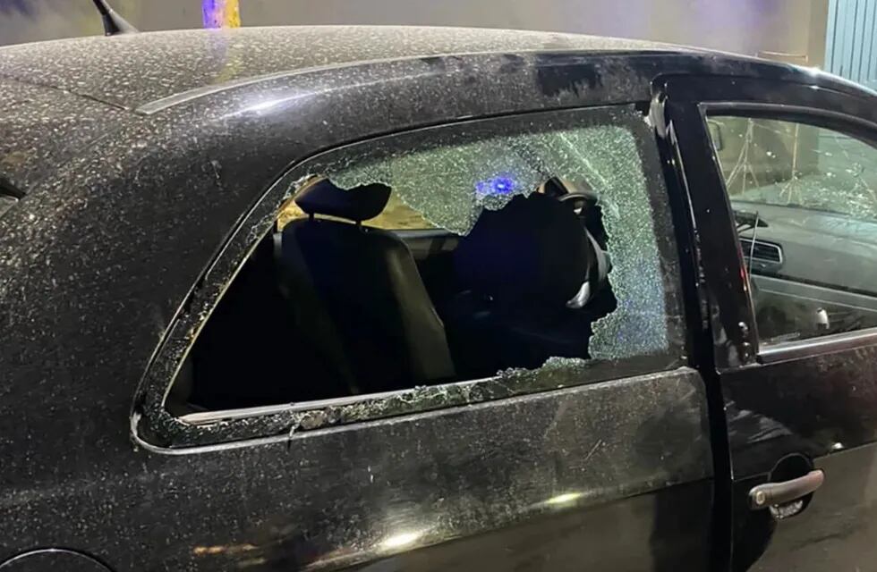 El auto fue dañado por los delincuentes de Nueva Córdoba.