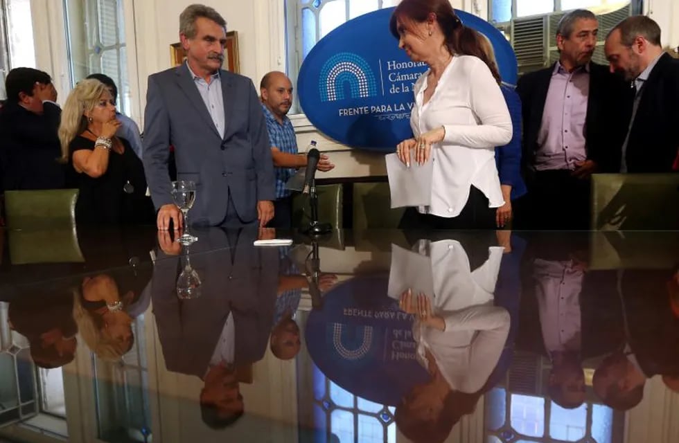 El legislador acompañó a la ex presidenta Cristina Fernández de Kirchner durante una conferencia de prensa. (Reuter)