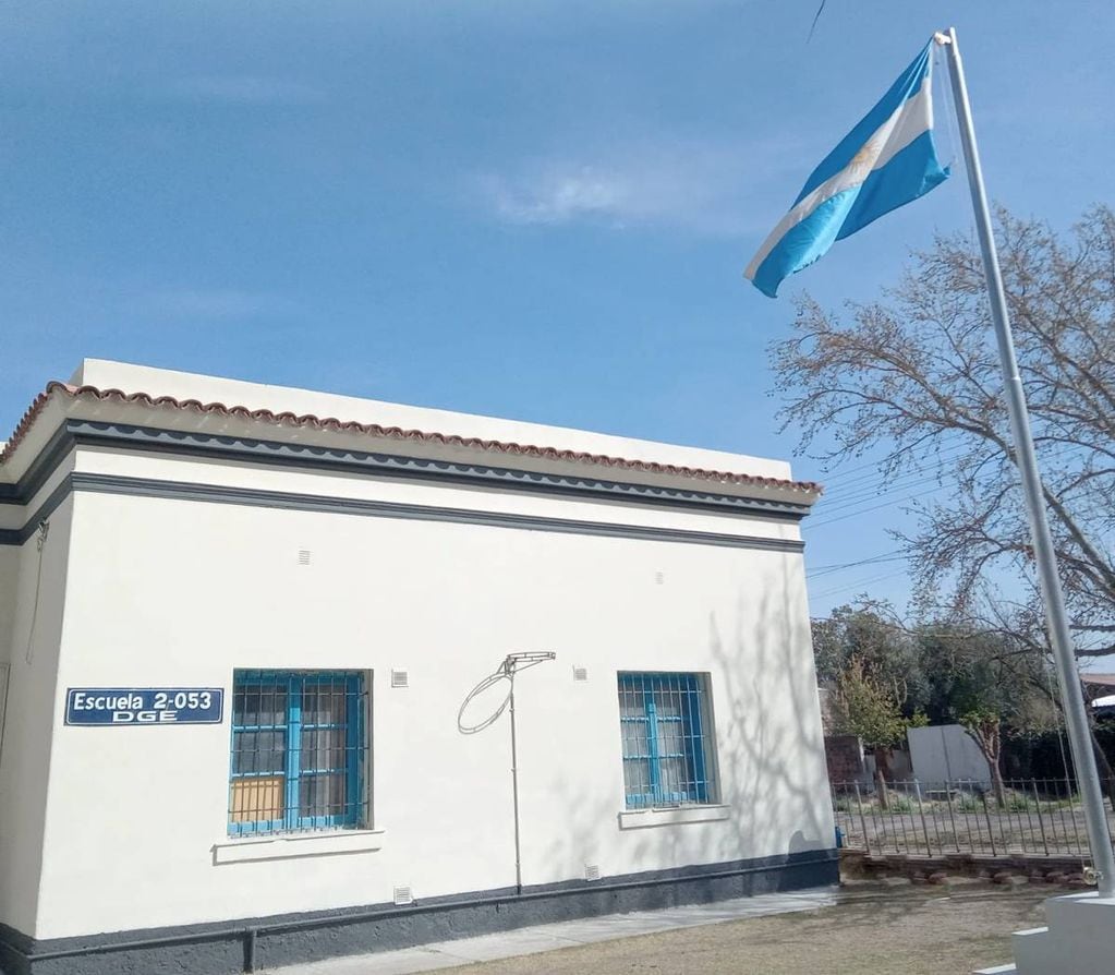 La escuela de Villa Atuel le rinde homenaje a los submarinistas del ARA San Juan y le impone el nombre de Hernán Rodríguez.
