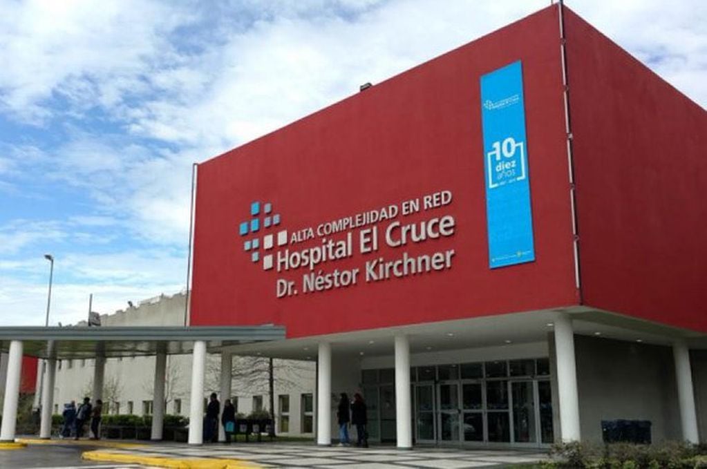 La fachada del Hospital El Cruce en Florencio Varela, donde permanece internado en terapia intensiva y en estado crítico el niño de cinco años.