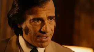Leonardo Sbaraglia como Carlos Menem para la serie "Síganme" (Amazon Prime Video)