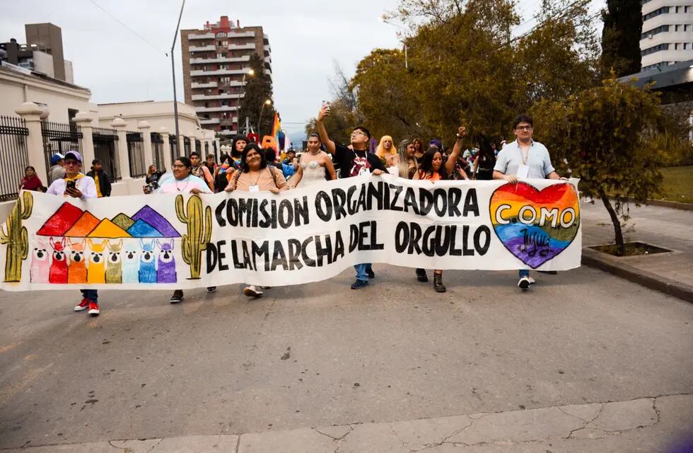 Encabezando la marcha del sábado, integrantes de la Comisión Organizadora de la Marcha del Orgullo (COMO) en Jujuy.