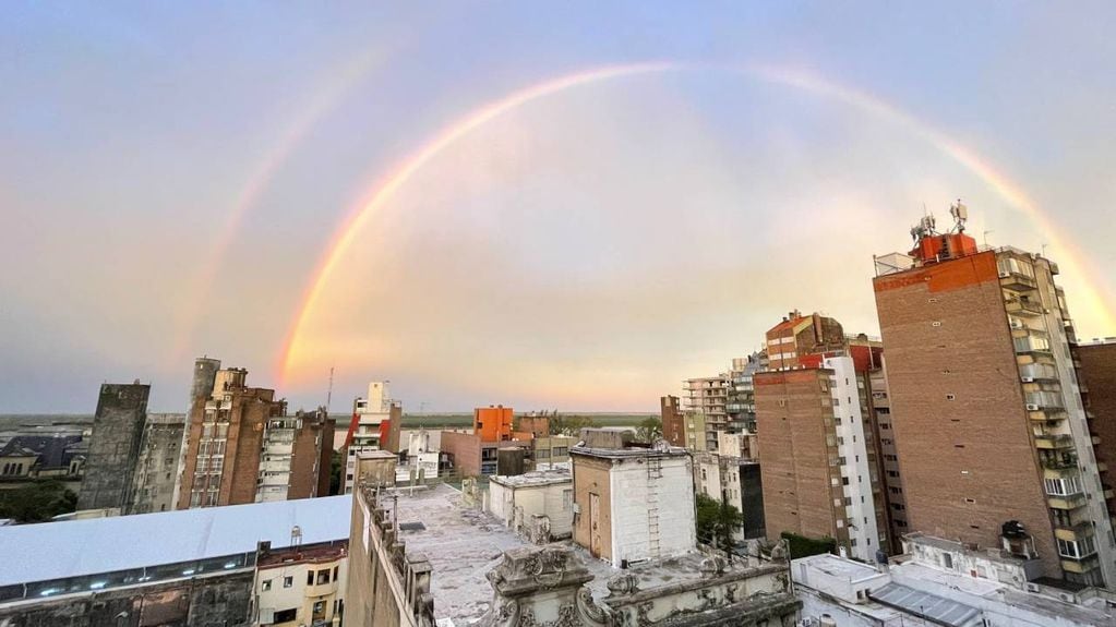 Después de una jornada con tormentas y lluvia, en Rosario se viralizaron fotos de un doble arcoíris.