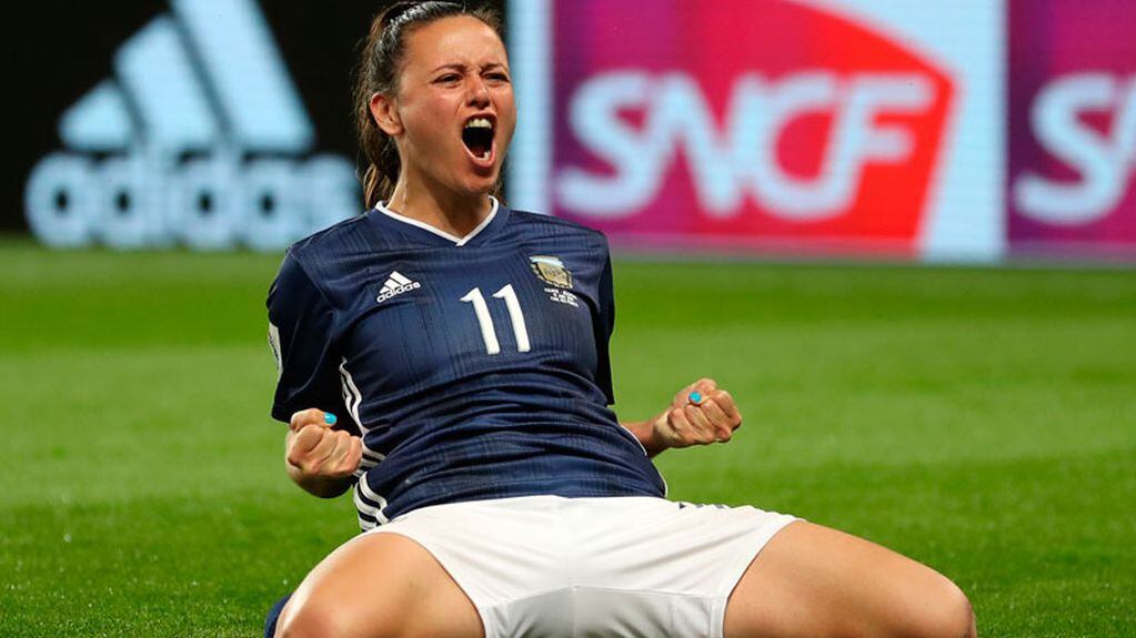 Florencia Bonsegundo festeja uno de sus goles ante Escocia en 2019