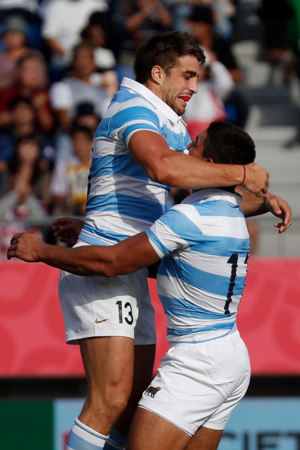 Los cordobeses Juan Cruz Mallía y Santiago Carreras celebran la victoria argentina.