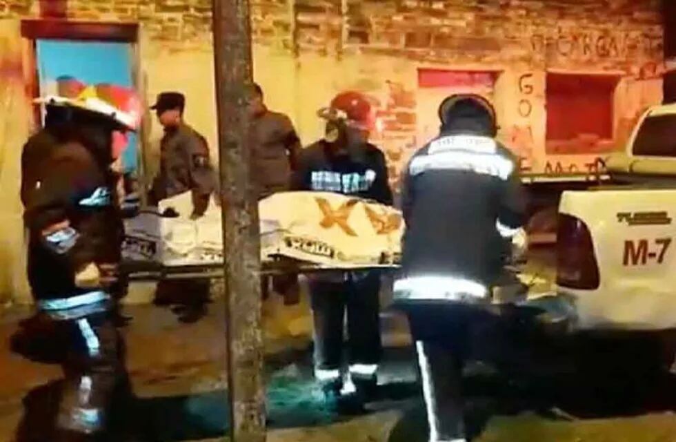 Los bomberos de la Policía de Chaco trasladan el cuerpo del joven que se suicido tras matar a su novia.