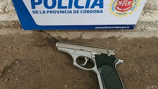 El arma. (@PoliciaCbaOf en Twitter)