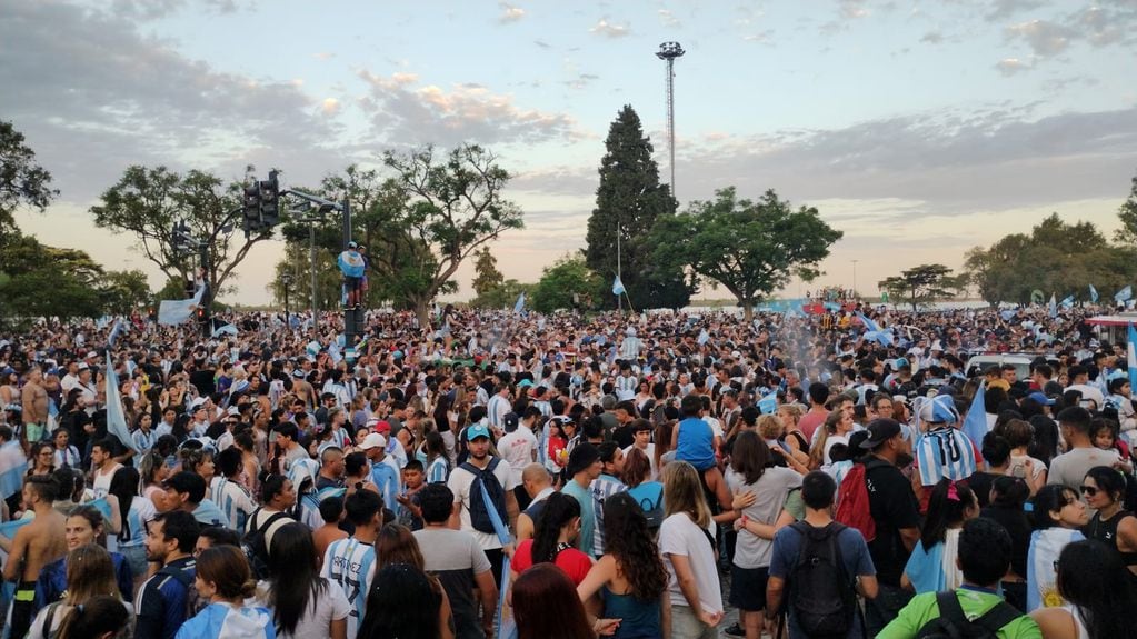 Los rosarinos se convocaron en el Monumento a la Bandera para festejar el triunfo argentino.