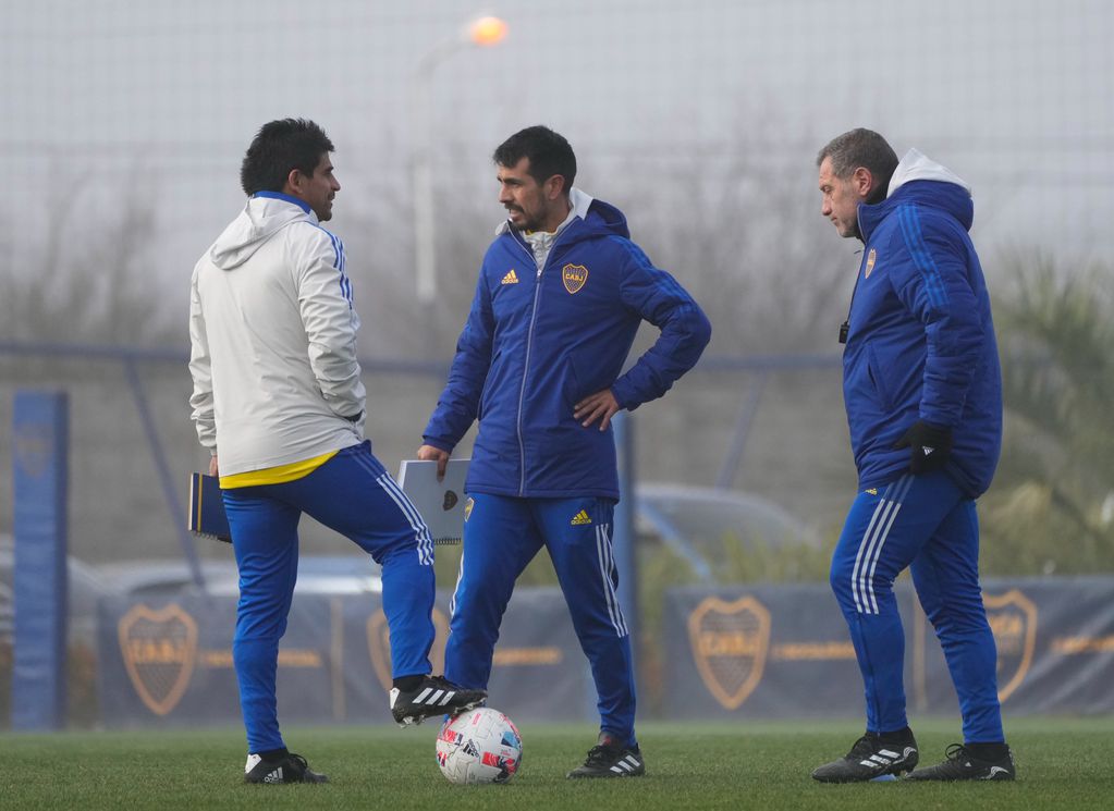 Hugo Ibarra, a la izquierda, Leandro Gracián al medio y Roberto Pompei, a la derecha, en la foto del cuerpo técnico de Boca. 