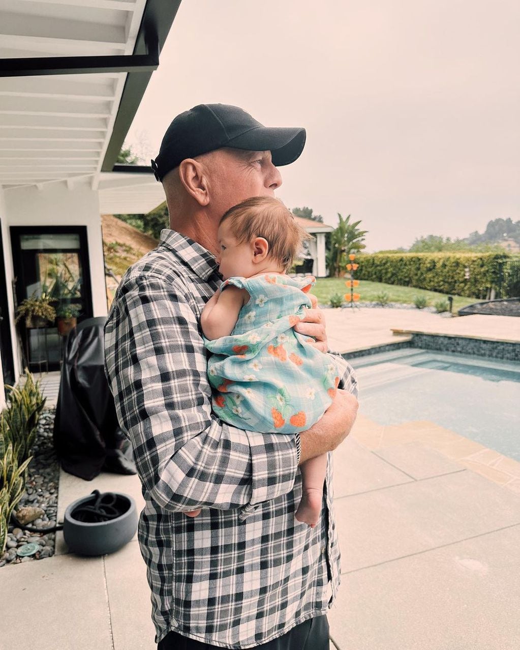 Bruce Willis sosteniendo en brazos a su primera nieta. (Foto: Instagram Rumer Willis)