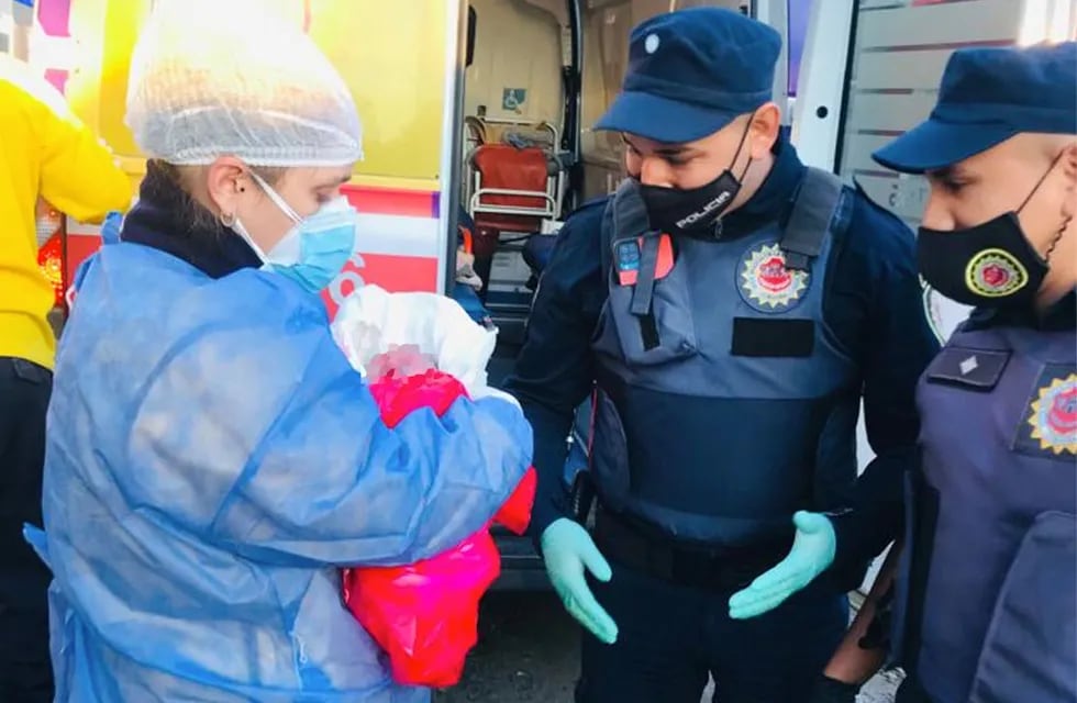 Los efectivos y la nena. (Policía)