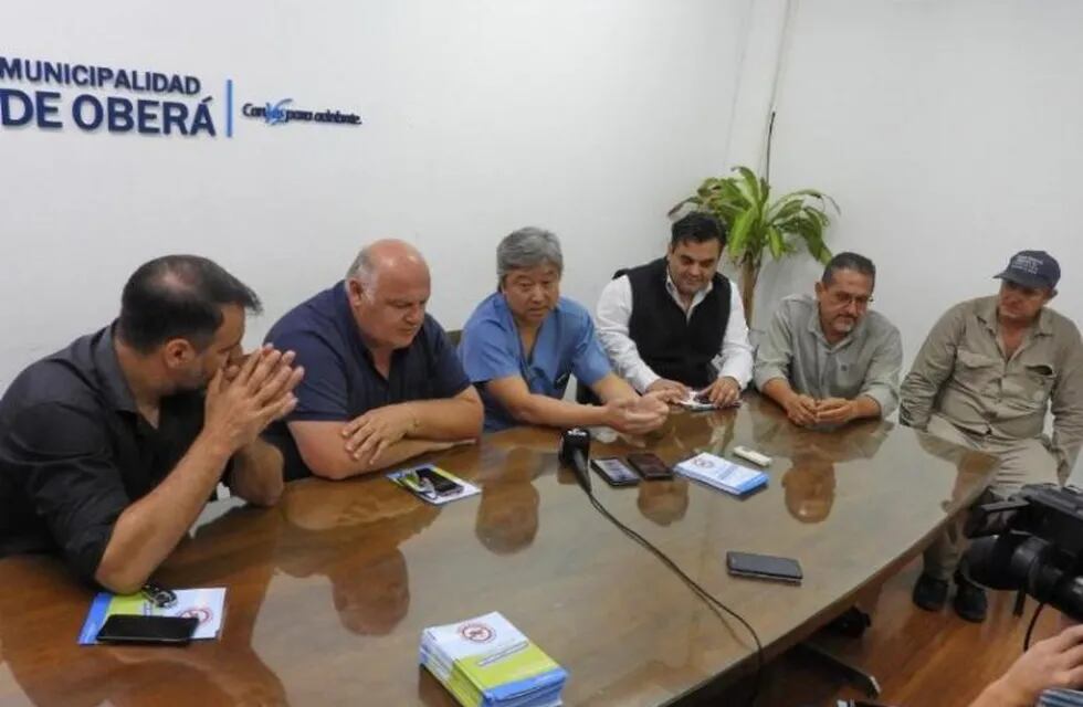 Los funcionarios se reunieron en la municipalidad de Oberá.