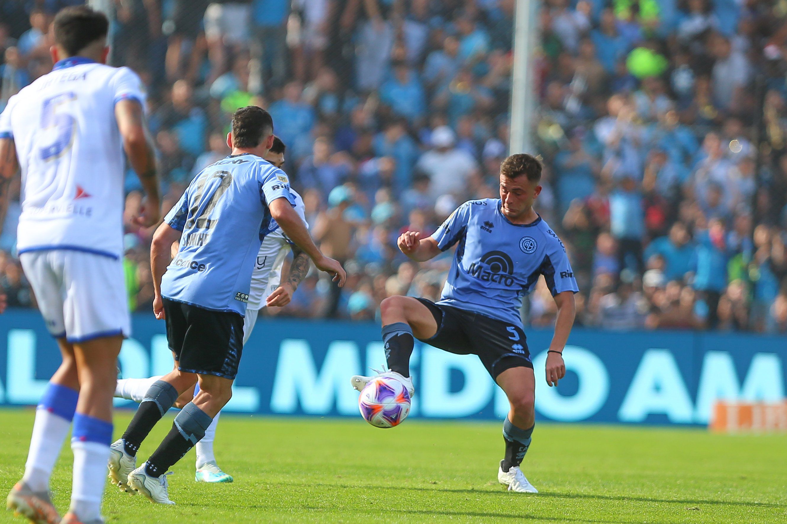 El volante central, Santiago Longo, terminó con un golpe en el hombro (Prensa Belgrano)