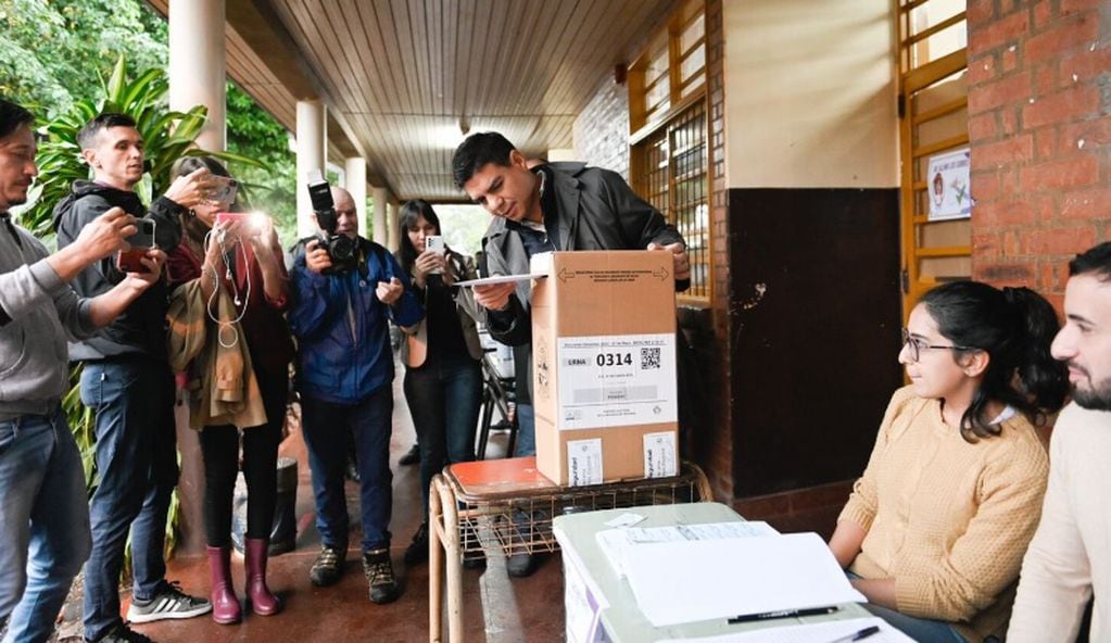 Elecciones en Misiones 2023: Fernando Meza sufragó en el barrio Santa Rita.