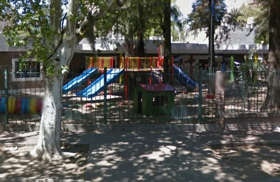 Docentes y padres del Jardín de Infantes N° 1 temieron por el contenido de un paquete sospechoso. (Street View)