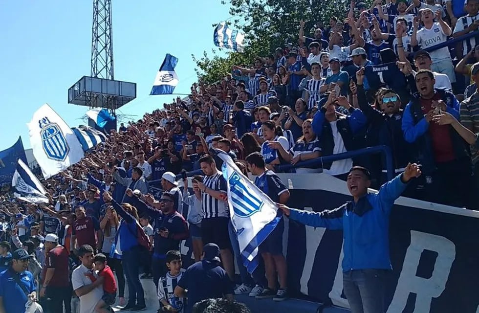 Hinchas de Talleres apoyan en la previa al partido del domingo