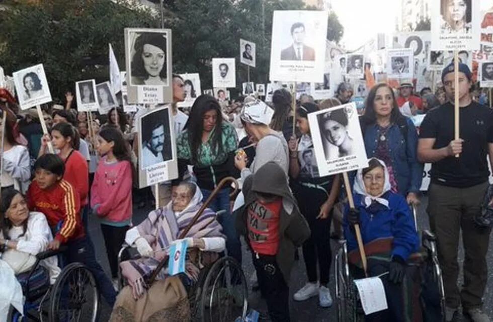 Una multitud por las calles cordobesas, por el Nunca Mas.