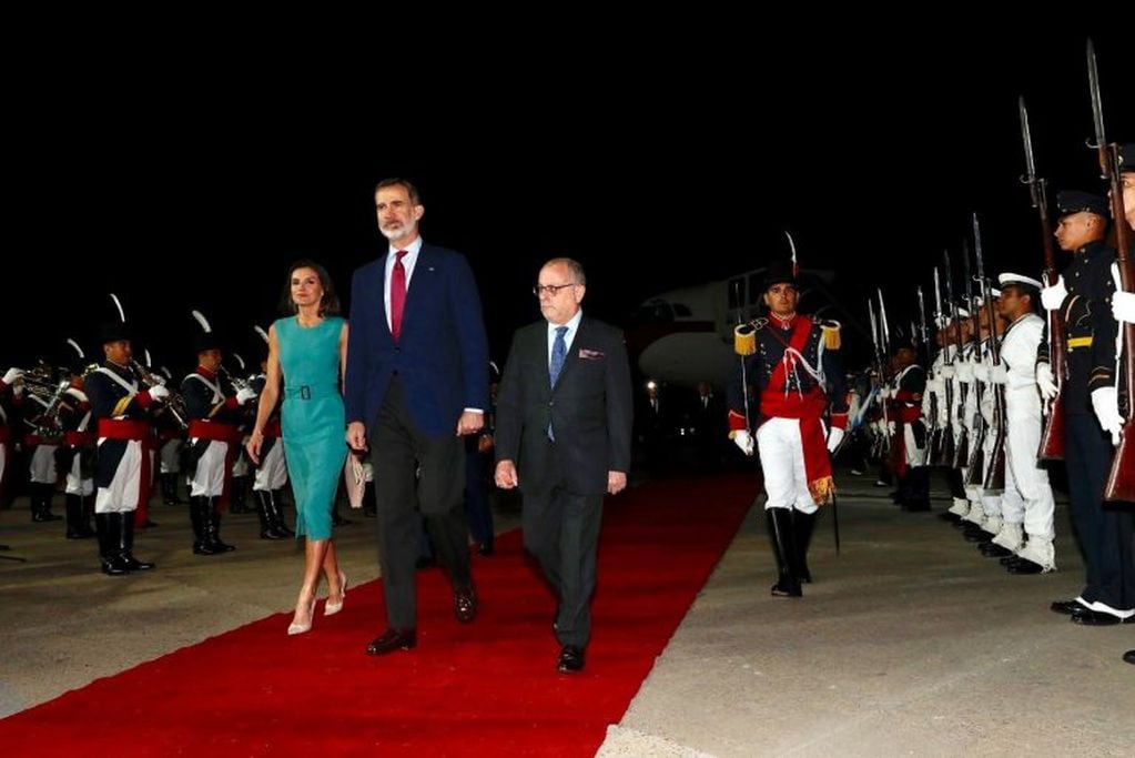 Los Reyes Felipe y Letizia a su llegada al aeropuerto de Buenos Aires (DPA)