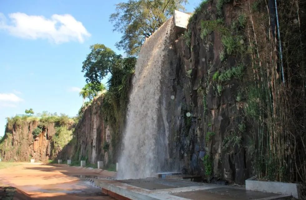 La cascada artificial en la Costanera de Posadas desde donde fue arrojado el gato.