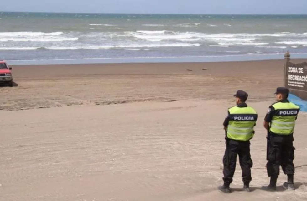 Tres mujeres denunciaron a un policía por exhibicionismo en una playa de Claromecó (Web).
