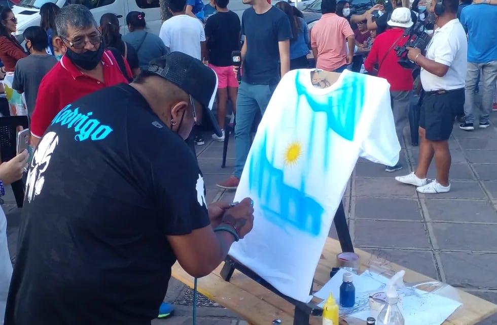 Un artista también pintó en remeras motivos alusivos a la fecha del 2 de Abril, en la "movida malvinizadora" del domingo en Jujuy.
