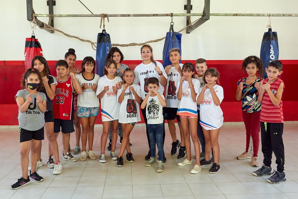 Soledad Ferreyra junto a los chicos en el programa Boxeo Infantil Sin Contacto que se inició a nivel nacional.