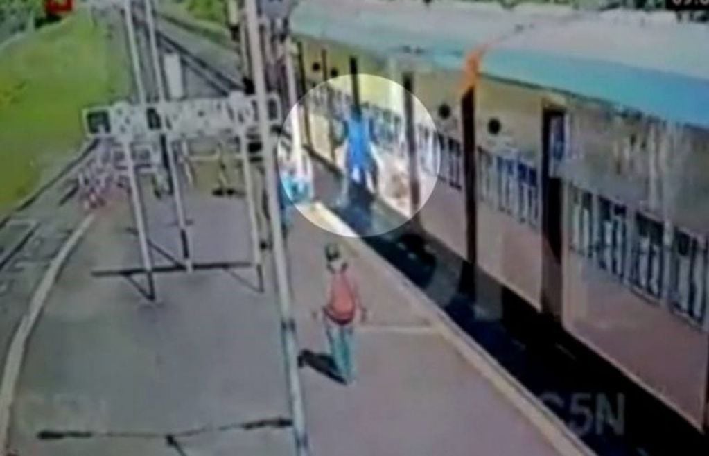 Las cámaras de seguridad captan el momento en que Brenda cayó del tren tras robarle el celular.