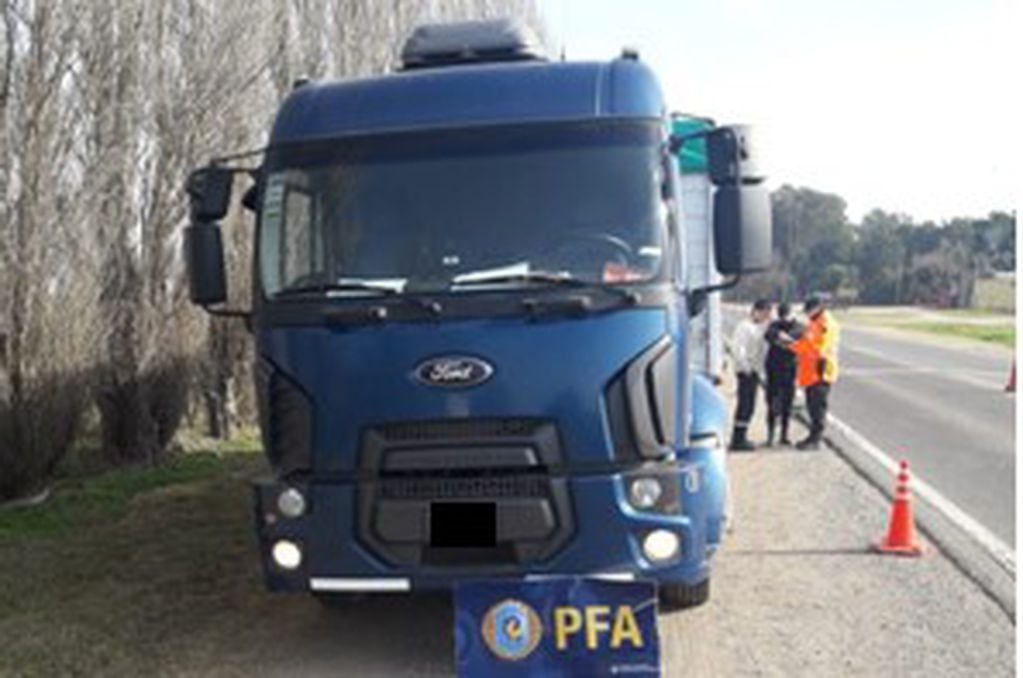Los recipientes de aceite secuestrados por la Policía Federal en Villa del Rosario. (Prensa Policía Federal)