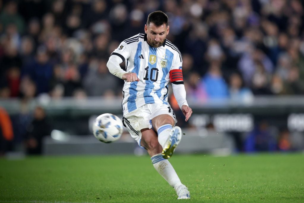 Lionel Messi marca el 1-0 para Argentina ante Ecuador. (AP)