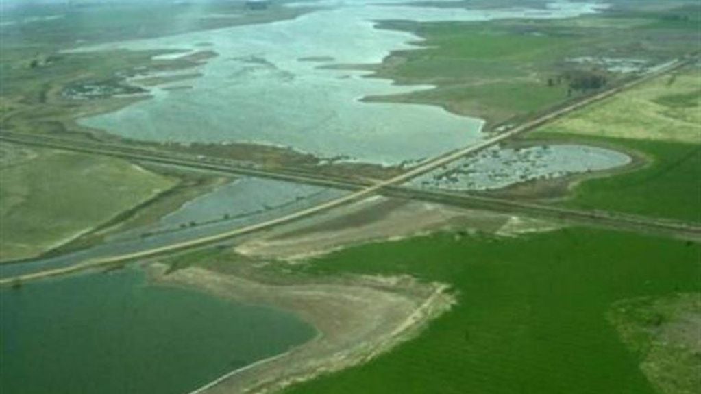 La interrupción del canal provocó el ascenso en los niveles de una laguna (Gobierno de La Pampa)