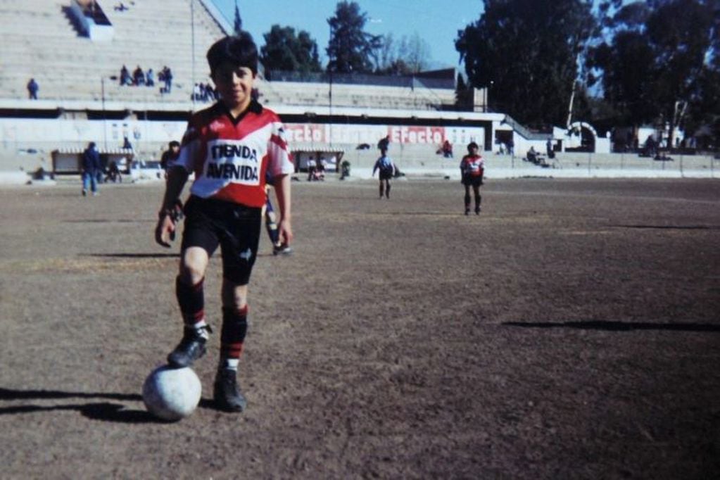 Enzo Pérez en sus inicio vistiendo la camiseta de Deportivo Maipú.