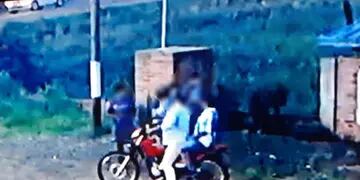 Robaron una moto y fueron detenidos gracias a las filmaciones de una cámara de seguridad