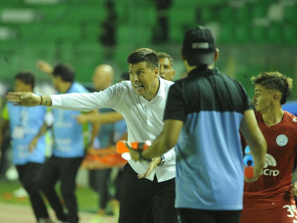 Juan Cruz Real, entrenador de Belgrano, destacó: “Estoy contento porque ganamos, contento porque pese a no jugar con el ADN que queremos, los jugadores supieron  entender el contexto”. (Fotobaires)