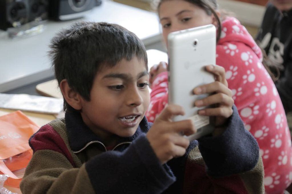 Foldscope y tabletas para alumnos rurales de San Luis.