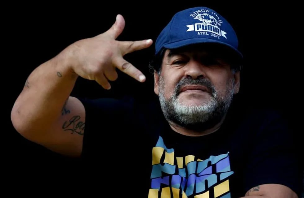 FILE PHOTO: Former Argentine soccer player Diego Maradona gestures from a balcony as he attends the Argentine First Division soccer match between Boca Juniors and Quilmes at La Bombonera stadium in Buenos Aires July 18, 2015. REUTERS/Marcos Brindicci/File photo buenos aires diego armando maradona exfutbolista argentino futbol foto de archivo