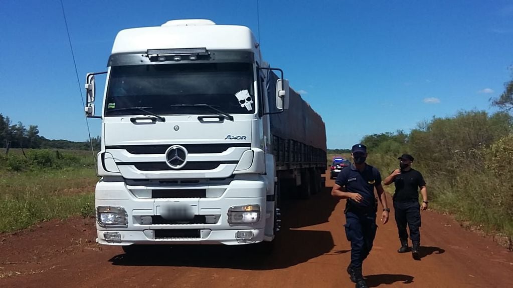 La Policía logró interceptar dos camiones que intentaron ingresar soja de manera ilegal a la Provincia