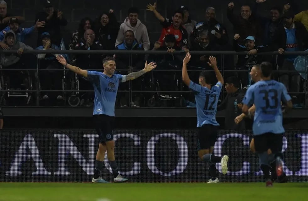 Festejo total en Alberdi. Belgrano derrotó a Newell's con gol de Pablo Vegetti y subió al tercer puesto (Facundo Luque / La Voz).