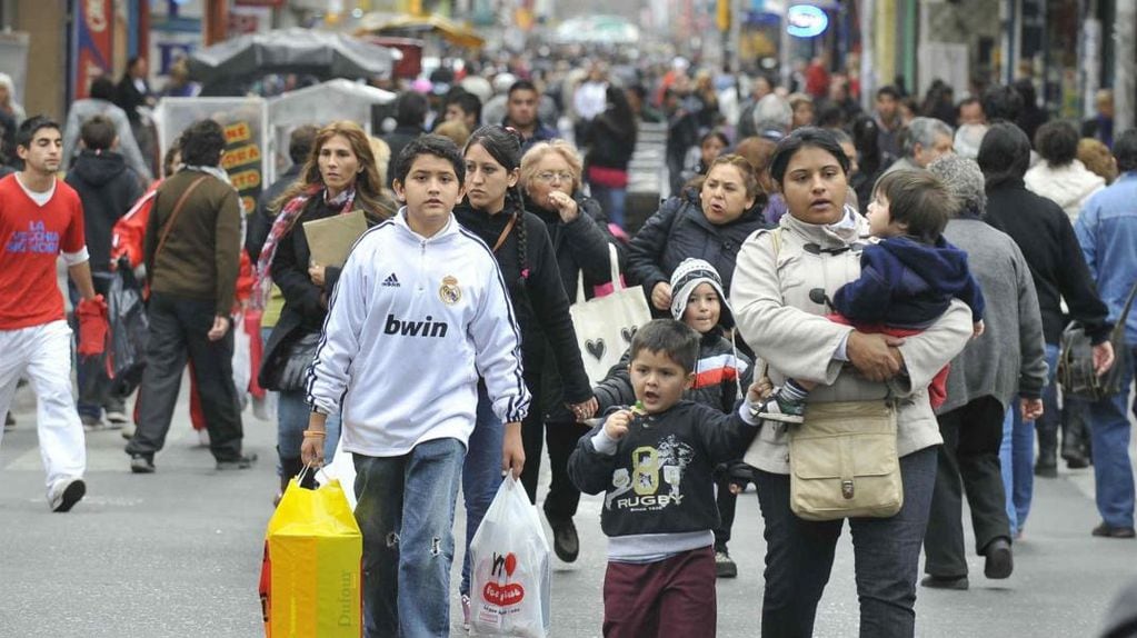 Las personas suelen aprovechar los comercios y las zonas con más descuentos para comprar los regalos. Foto: Antonio Carrizo / La Voz.