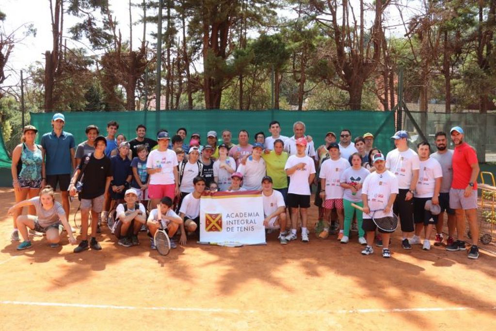 Los participantes del Encuentro de Tenis Inclusivo en Carlos Paz. (Foto: Municipal).