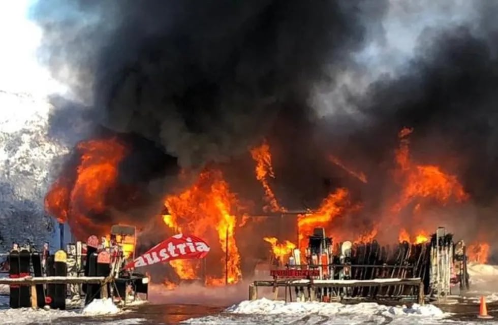 Se incendio de nuevo un comercio en cerro Chapelco. Fotografía: Mariel Lesnichevsky.