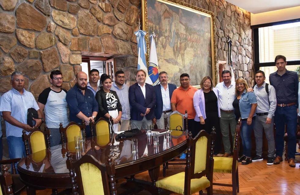 El vicegobernador Alberto Bernis y el secretario general de la CTA Jujuy, Santiago Hamud, ambos al centro, junto a dirigentes y legisladores, al término de la reunión.