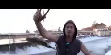 El particular pescador cordobés que se hizo viral por la forma en que atrapó un pez en el río de Villa María. (Captura video)