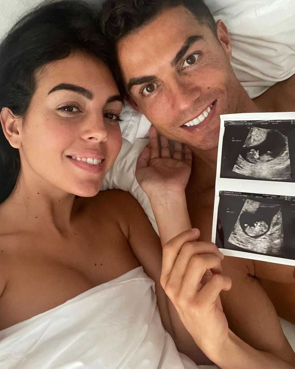 Georgina Rodríguez y Cristiano Ronaldo presentando el embarazo.