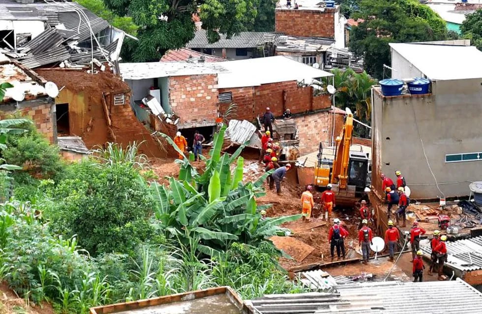 Bomberos trabajan en la búsqueda de víctimas tras el colapso de algunas casas, en Vila Bernadete, región de Barreiro, en Belo Horizonte (Brasil) (EFE/ Uarlen Valério / O Tempo)