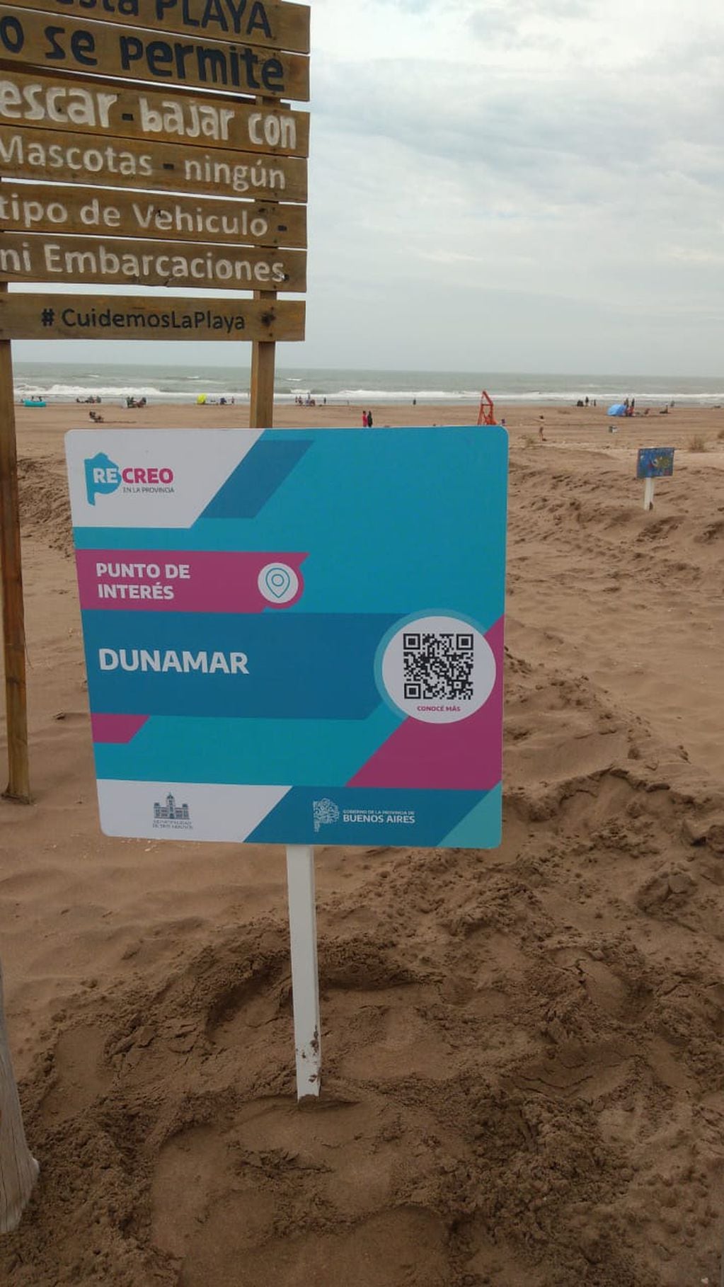 Se instalan carteles del Programa "ReCreo" en las playas del distrito de Tres Arroyos