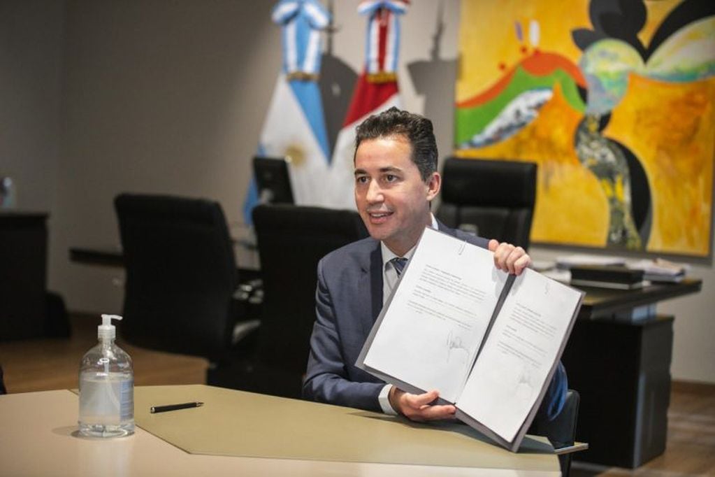 Calvo firmó los acuerdos con las universidades. (Legislatura de Córdoba)