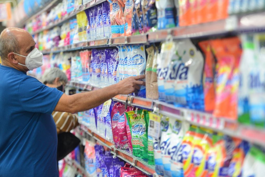 Compras en el supermercado Libertad precios inflación gondolas alimentos productos de limpieza 13 abril 2022 foto Javier Ferreyra