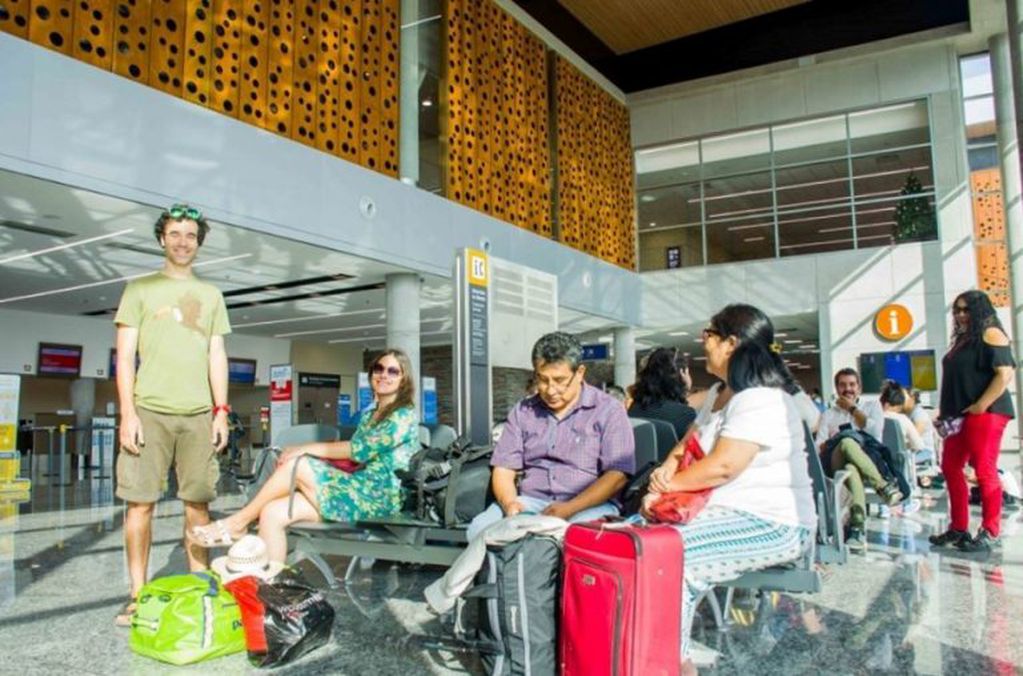 El aeropuerto "Gobernador Horacio Guzmán" registra el arribo y la partida de un millar de pasajeros por día en promedio, según dijo el secretario Valdecantos.