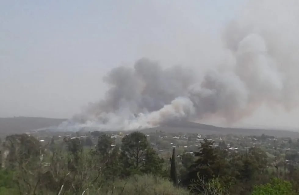 Los focos de incendio en Mina Clavero están controlados y sigue la lucha en Las Palmas.