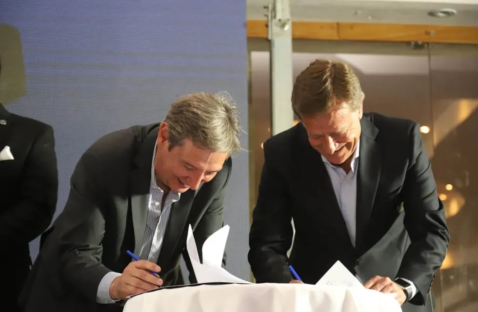 Emir Félix y Rodolfo Suarez firman el convenio de traspaso de las cámaras de seguridad.